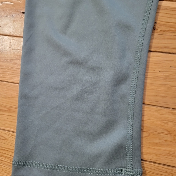 Glider capri yoga leggings - Picture 3 of 8